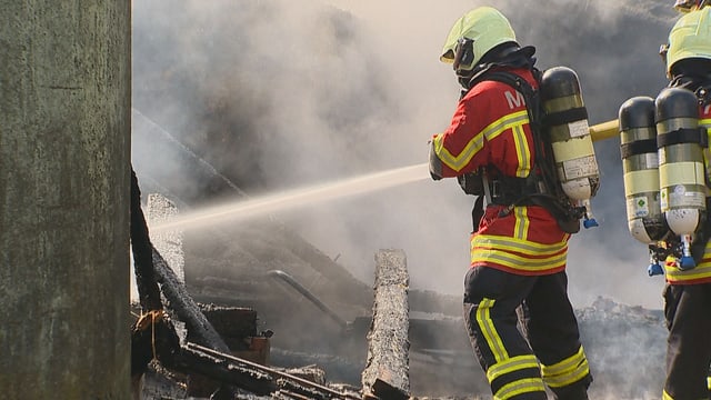 Verletzte Feuerwehrleute nach Brand in Zeiningen