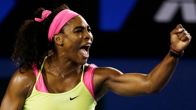 Serena Williams schreit und ballt die Faust. Serena Williams schreit und ballt die Faust.