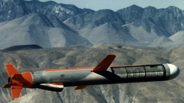 Eine undatierte Aufnahme einer Tomahawk-Rakete, hinten karges Gebirge Eine undatierte Aufnahme einer Tomahawk-Rakete, hinten karges Gebirge