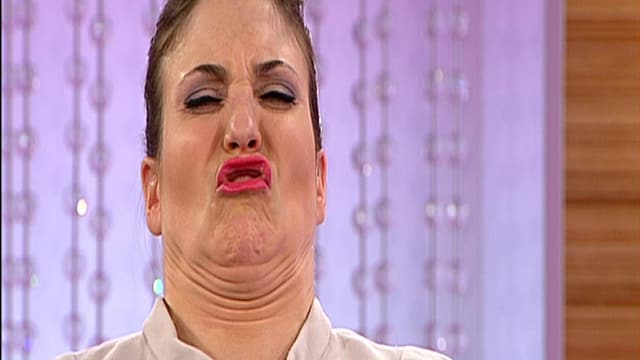 Annina Frey schneidet eine Grimasse Annina Frey schneidet eine Grimasse