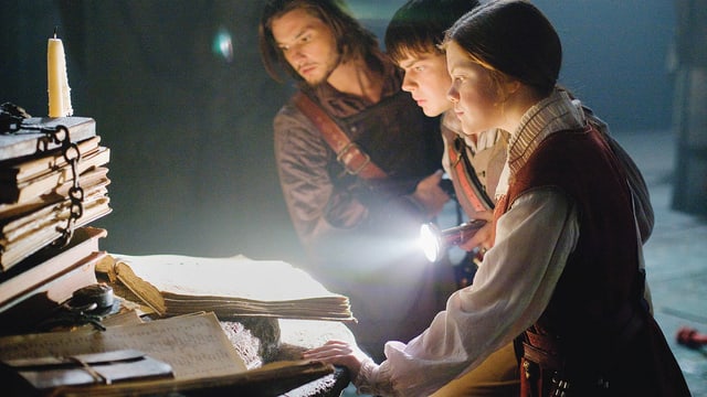 Ben Barnes als König Kaspian, Skandar Keynes als Edmund Pevensie, Georgie Henley als Lucy Pevensie. Ben Barnes als König Kaspian, Skandar Keynes als Edmund Pevensie, Georgie Henley als Lucy Pevensie.