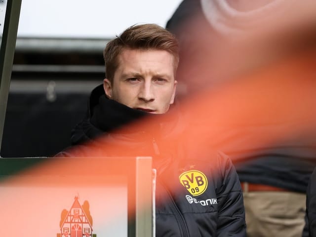 Der gesperrte Marco Reus während des Spiels gegen Bremen. Der gesperrte Marco Reus während des Spiels gegen Bremen.