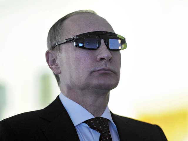 Putin mit Laborbrille in St. Petersburg. Putin mit Laborbrille in St. Petersburg.