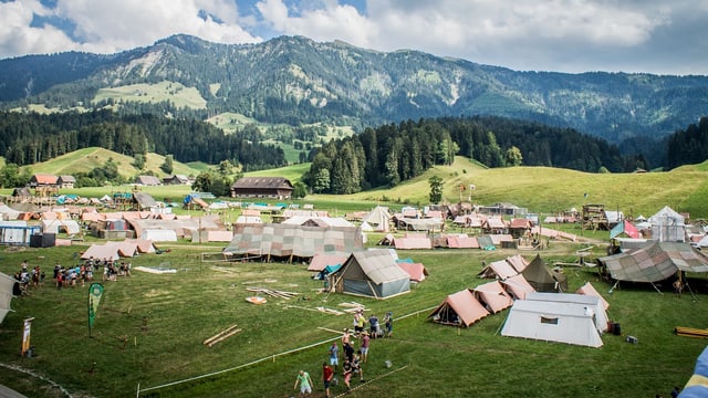 Ansicht des Zeltdorfs im Pfadilager «LUpiter18» in Escholzmatt LU Ansicht des Zeltdorfs im Pfadilager «LUpiter18» in Escholzmatt LU