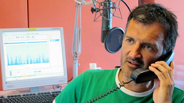 Dano Tamásy telefoniert im Studio. Dano Tamásy telefoniert im Studio.