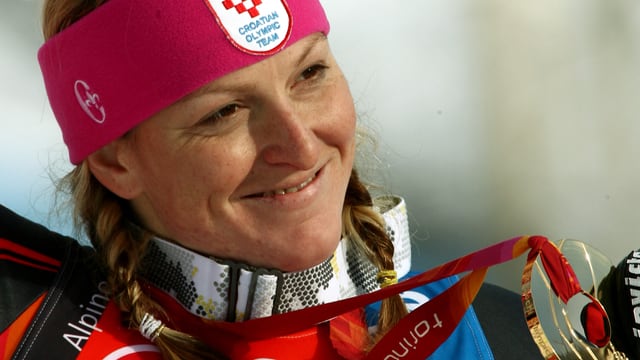 Janica Kostelic mit einer Gold-Medaille. Janica Kostelic mit einer Gold-Medaille.