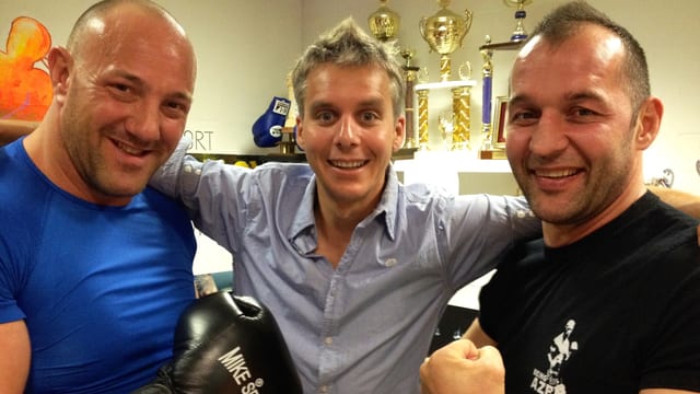 Bildlegende: Schwinger Stefan Burkhalter, Moderator Reto Scherrer, Thaibox-Weltmeister Azem Maksutaj Bildlegende: Schwinger Stefan Burkhalter, Moderator Reto Scherrer, Thaibox-Weltmeister Azem Maksutaj