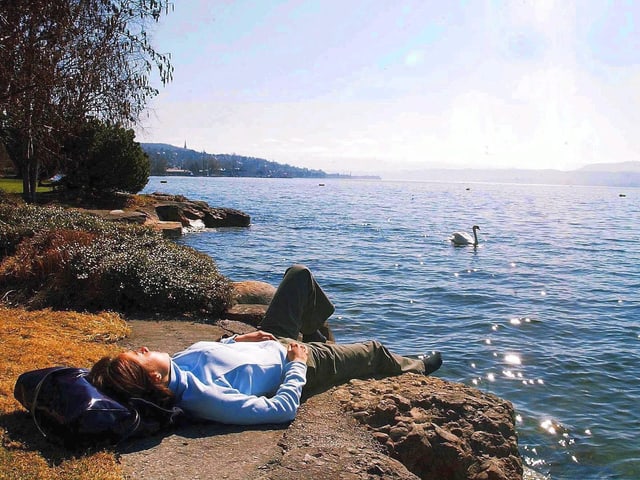 Ein Frau, am Ufer des Zürichsees, lässt sich von der Märzsonne verwöhnen. Ein Frau, am Ufer des Zürichsees, lässt sich von der Märzsonne verwöhnen.