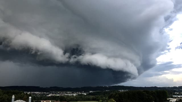 Das Gewitter zieht schwarz von links her auf. Das Gewitter zieht schwarz von links her auf.