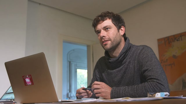 Simon Sontowki vor seinem Laptop Simon Sontowki vor seinem Laptop