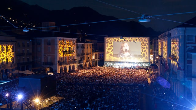 Grossleinwand auf der Piazza Grande Grossleinwand auf der Piazza Grande