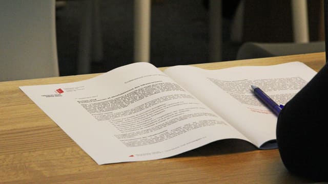 Medienmitteilung liegt auf einem Pult Medienmitteilung liegt auf einem Pult