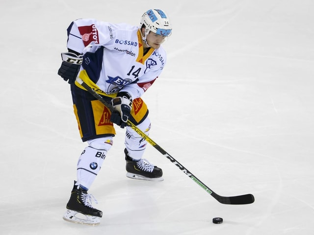 Livio Stadler auf dem Eis am Puck. Livio Stadler auf dem Eis am Puck.