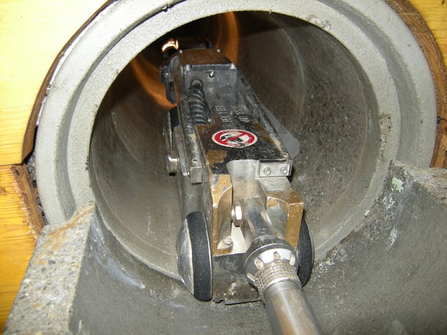 Ein Roboter in einem Rohr. Ein Roboter in einem Rohr.
