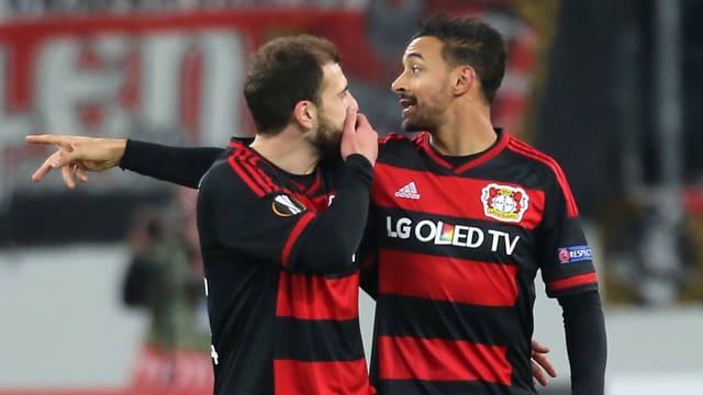 Admir Mehmedi und Karim Bellarabi flüstern sich im Spiel etwas zu. Admir Mehmedi und Karim Bellarabi flüstern sich im Spiel etwas zu.
