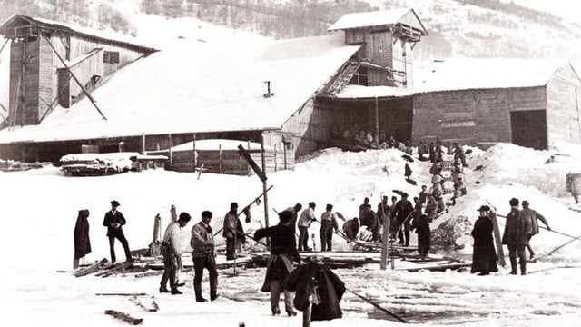 Menschen im Vallée de Joux stechen Eis. Menschen im Vallée de Joux stechen Eis.