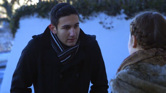 Cem in einem Park wie er mit Meret redet. Cem in einem Park wie er mit Meret redet.