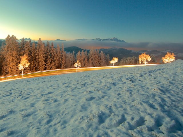 Alpstein hinter einer Nebelbank.