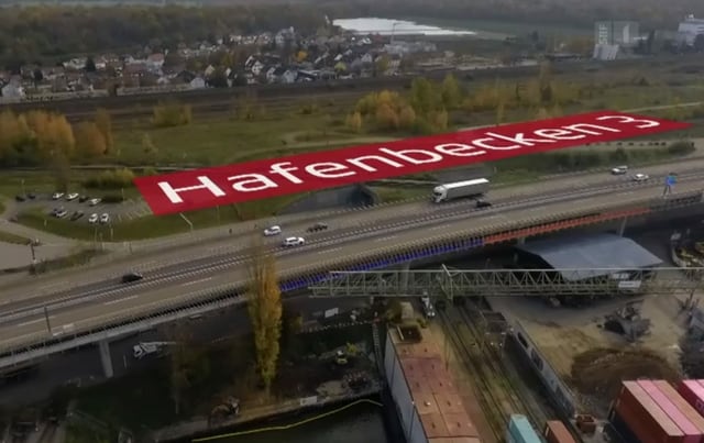 Blick auf den Ort, wo das Hafenbecken hinkommen soll. Blick auf den Ort, wo das Hafenbecken hinkommen soll.