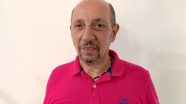 Mann mit pinkem Polo-Shirt Mann mit pinkem Polo-Shirt