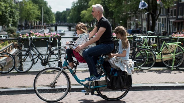 Mann mit zwei Kindern auf Velo. Mann mit zwei Kindern auf Velo.