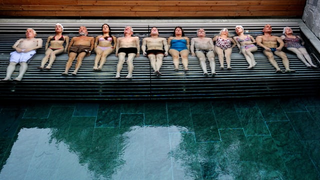 Ältere Menschen im edlen Hotel-Pool. Ältere Menschen im edlen Hotel-Pool.