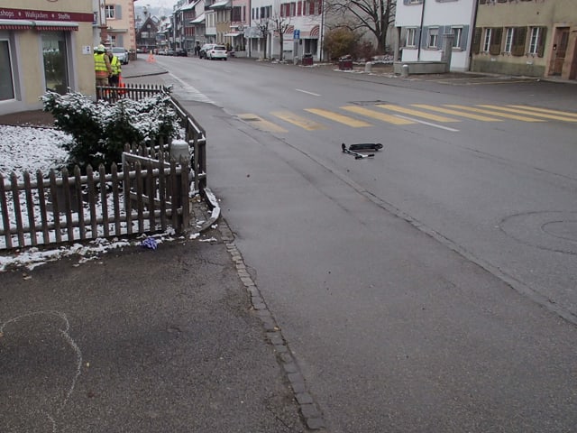 Kickboard auf Strasse vor Fussgängerstreifen Kickboard auf Strasse vor Fussgängerstreifen
