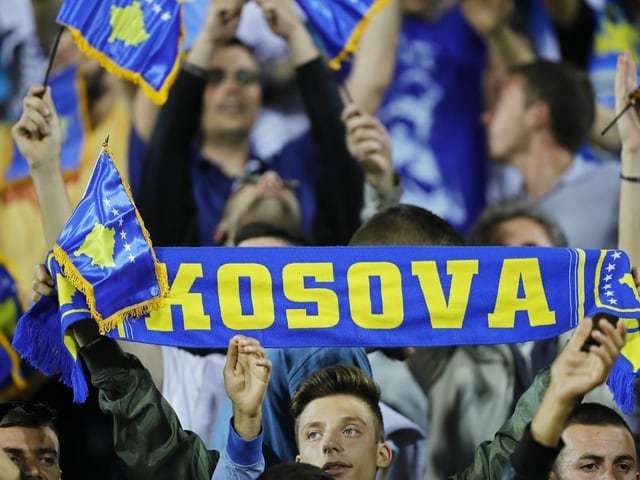 Fans mit Kosovo-Transparenten. Fans mit Kosovo-Transparenten.
