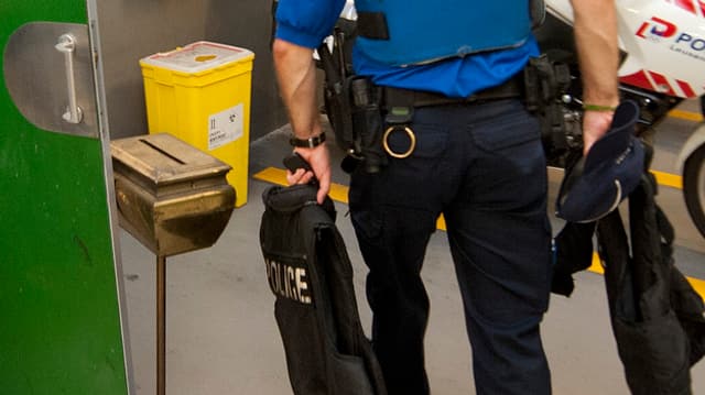 Schutzwesten: Eine Tragpflicht der sperrigen Begleiter will aber nicht einmal die Polizeigewerkschaft. Schutzwesten: Eine Tragpflicht der sperrigen Begleiter will aber nicht einmal die Polizeigewerkschaft.