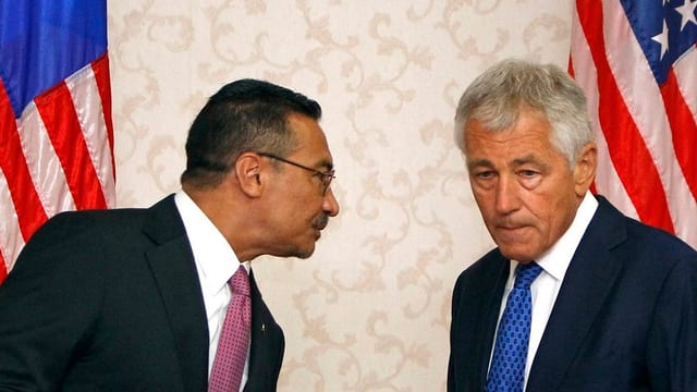 US-Verteidigunsminister Chuck Hagel und der malayanische Verteidigungsminister Hishammuddin Hussein. US-Verteidigunsminister Chuck Hagel und der malayanische Verteidigungsminister Hishammuddin Hussein.