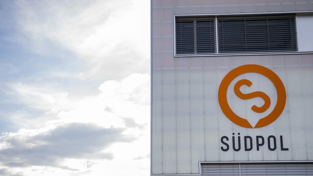 Gebäude mit Auftschrift "Südpol" Gebäude mit Auftschrift "Südpol"