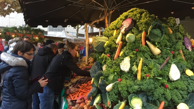 Marktbesucher an Gemüsestand Marktbesucher an Gemüsestand