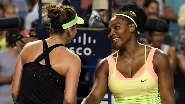 Serena Williams gratuliert Bencic zum Sieg. Serena Williams gratuliert Bencic zum Sieg.