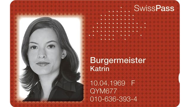 Rote Plastikkarte mit Passfoto und persönlichen Angaben. Rote Plastikkarte mit Passfoto und persönlichen Angaben.