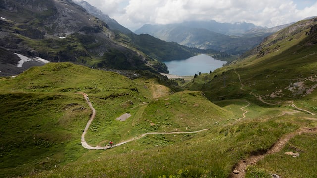 Aussicht auf den Engstligensee während der 4-Seen-Wanderung Aussicht auf den Engstligensee während der 4-Seen-Wanderung