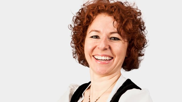 Nadja Räss mit Lockenkopf blickt lachend in die Kamera. Nadja Räss mit Lockenkopf blickt lachend in die Kamera.