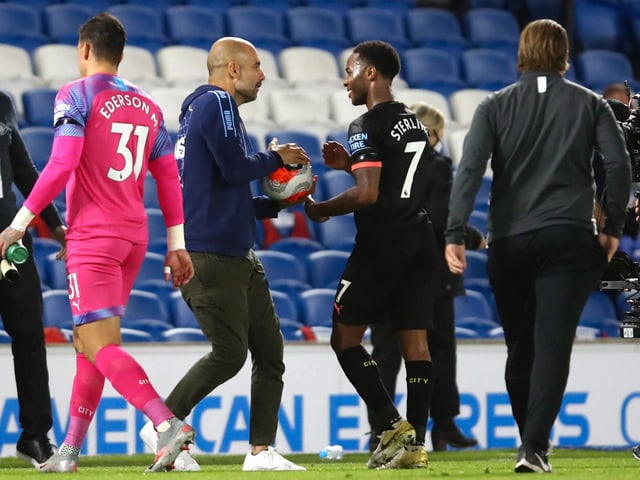 Pep Guradiola und Raheem Sterling.