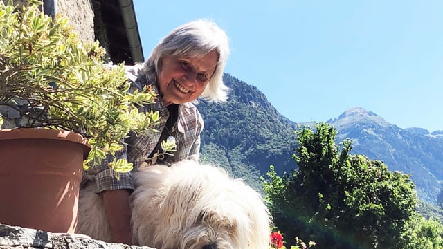 Annadora Senn Singer und ihr Hund. Annadora Senn Singer und ihr Hund.