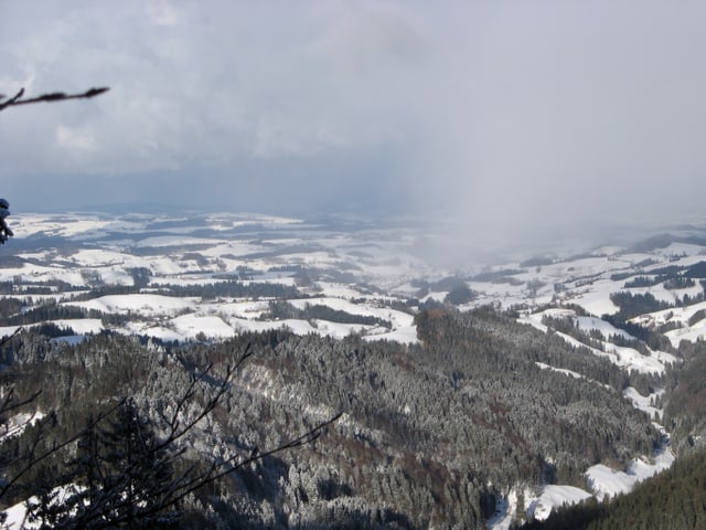 Sonne und Schneewolken im wilden Wechsel.