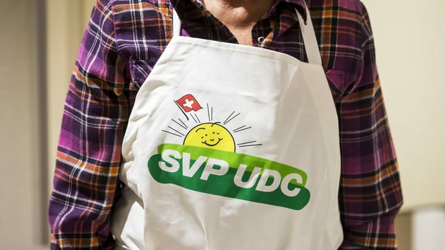 Mann mit SVP-Kochschürze Mann mit SVP-Kochschürze