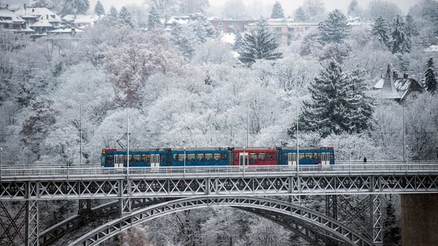 Tram auf einer Brücke Tram auf einer Brücke