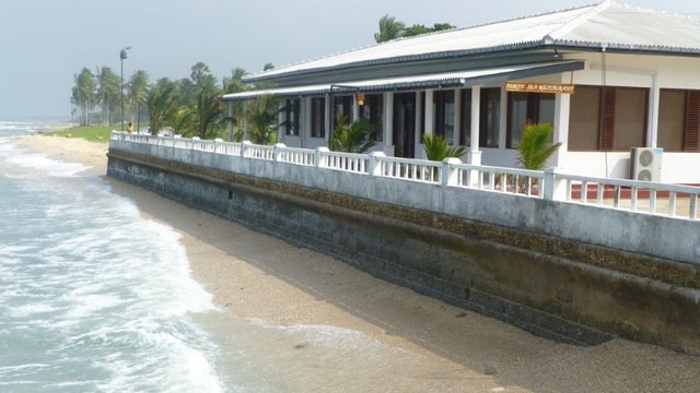 Hotelgebäude direkt am Meeresstrand. Hotelgebäude direkt am Meeresstrand.