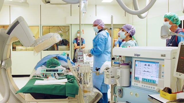 Personal in einem modernen Operationssaal des Kantonsspitals Aarau.