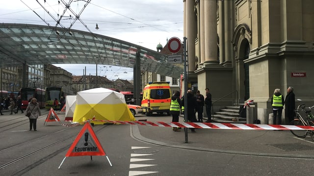 Unfallschild und Zelte vor Ambulanzfahrzeug. Unfallschild und Zelte vor Ambulanzfahrzeug.