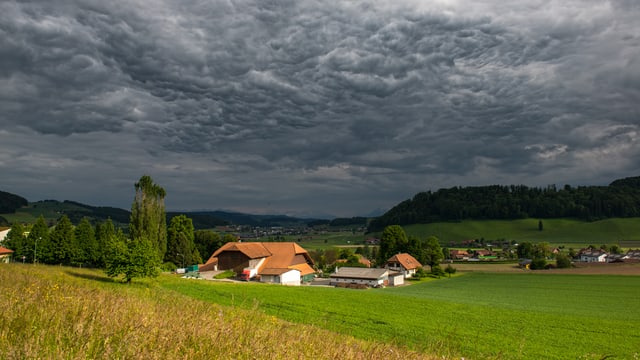 Wie hier in Boll dominierten in der Deutschschweiz die Wolken das Geschehen am Himmel. In diesem Fall waren es sogenannte Mammatus-Wolken. Wie hier in Boll dominierten in der Deutschschweiz die Wolken das Geschehen am Himmel. In diesem Fall waren es sogenannte Mammatus-Wolken.