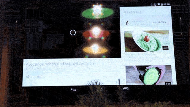 Eine Frau spricht in ein Smartphone, worauf sich der Fernsehkanal wechselt. Eine Frau spricht in ein Smartphone, worauf sich der Fernsehkanal wechselt.