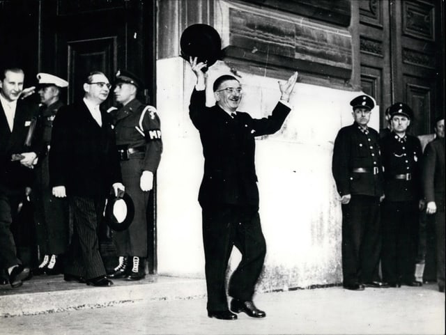 Ein strahlender Leopold Figl verlässt 1955 das Bundeskanzleramt in Wien. Ein strahlender Leopold Figl verlässt 1955 das Bundeskanzleramt in Wien.