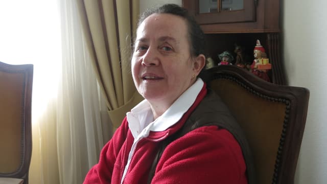 Ein Kopf einer Frau, die in die Kamera schaut. Ein Kopf einer Frau, die in die Kamera schaut.