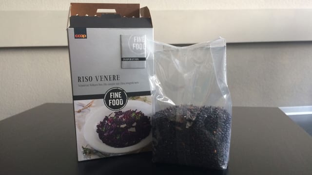 Kartonverpackung, daneben viel Kleiner der Reis in einem Plastikbeutel. Kartonverpackung, daneben viel Kleiner der Reis in einem Plastikbeutel.