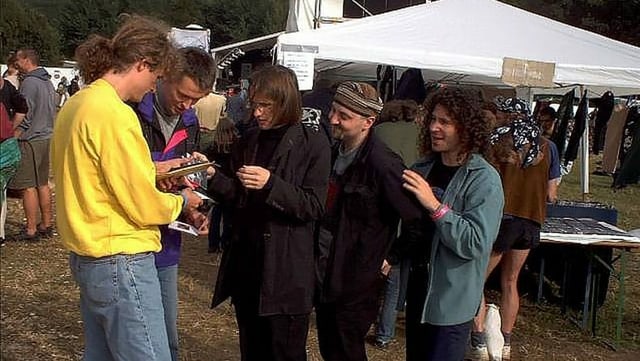 Alte Aufnahme von fünf Männern auf einem Openairgelände. Alte Aufnahme von fünf Männern auf einem Openairgelände.